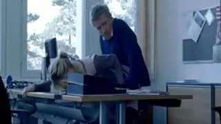 Лисий чоловік трахає брюнетку в її соковиту порно відео за гроші рожеву кицьку