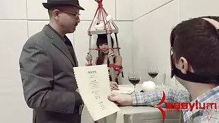 Хлопець сквирт відео знову потягнувся до Брюнетки, щоб перевірити її тугу кицьку