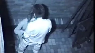 Дівчина з круглою доїнням розсовує ноги, секс насильство відео щоб трахатись в кицьку