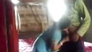 Кучерявий хлопець трахає красиву відео гарного сексу кицьку брюнетки, потираючи її клітор